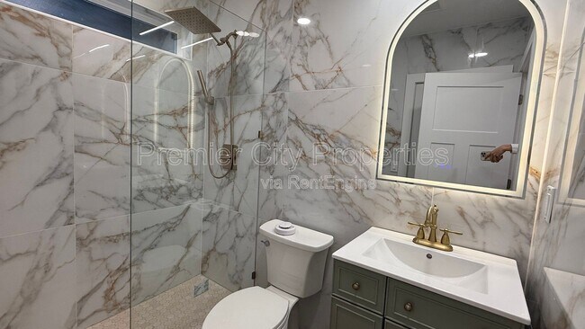 Building Photo - 240 Mcgregor Ave