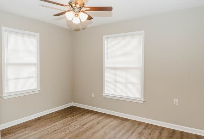 Building Photo - 2780 Hall Dr SE