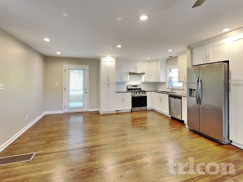 Building Photo - 2001 E Lake Dr