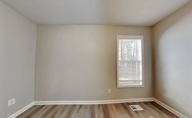 Building Photo - Chic & Comfortable 3-Bedroom Property Ready to Move In