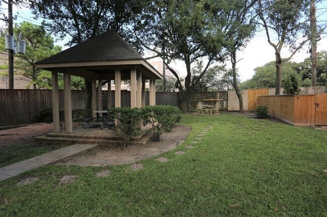 Building Photo - 2255 Braeswood Park Dr
