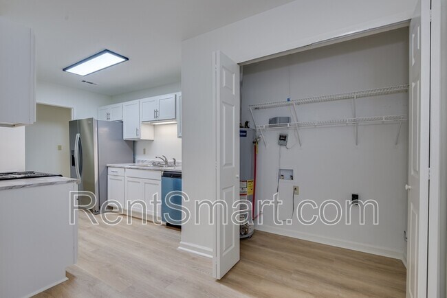 Building Photo - 4315 Parkwood Dr