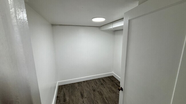 Building Photo - 528 E 400 N