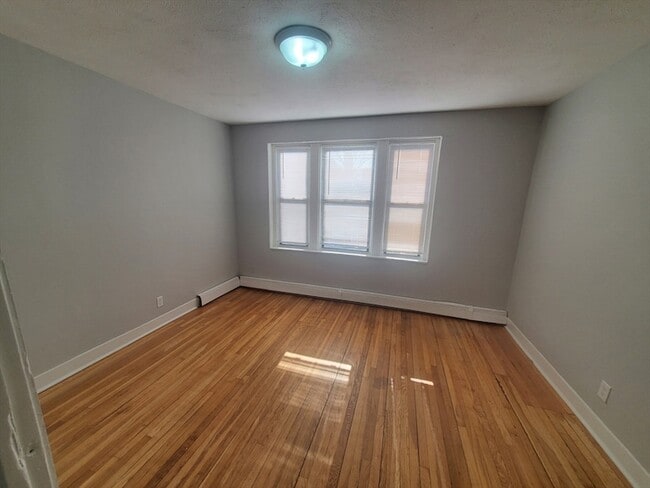 Building Photo - 4 Abbotsford St