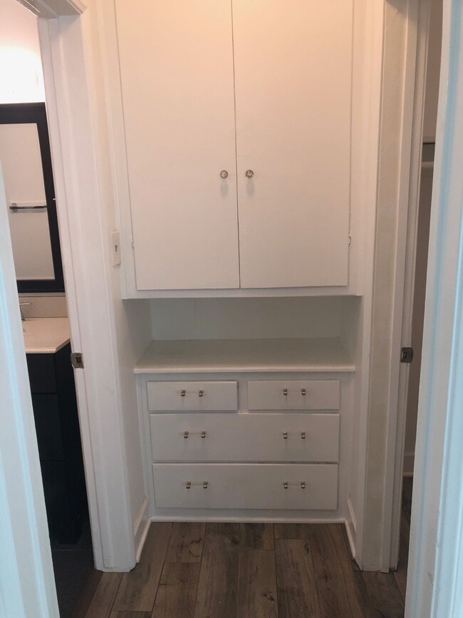 Building Photo - 5707 San Vicente Blvd