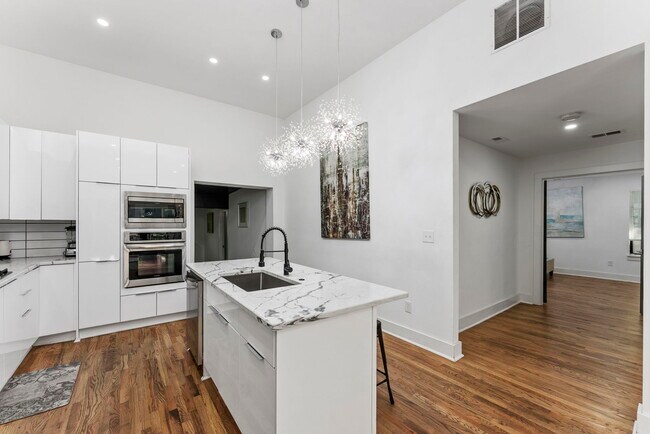 Building Photo - 2874 Grand Ave SW