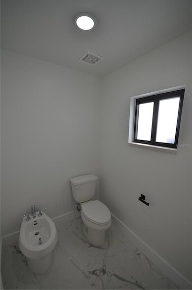 Building Photo - 1242 Hathor St E