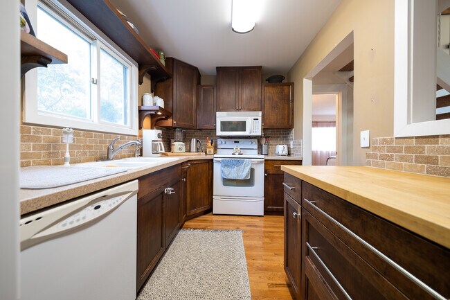 Building Photo - 3477 Pilgrim Ln N