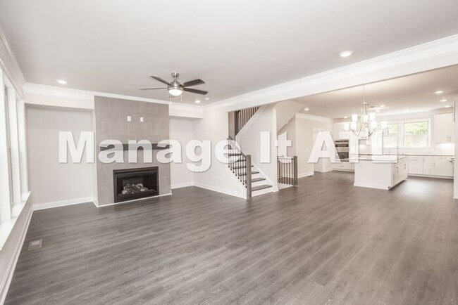 Building Photo - 4 Bedroom Townhome in Chamblee