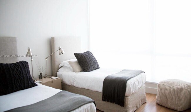 Building Photo - 100 South Pointe Dr