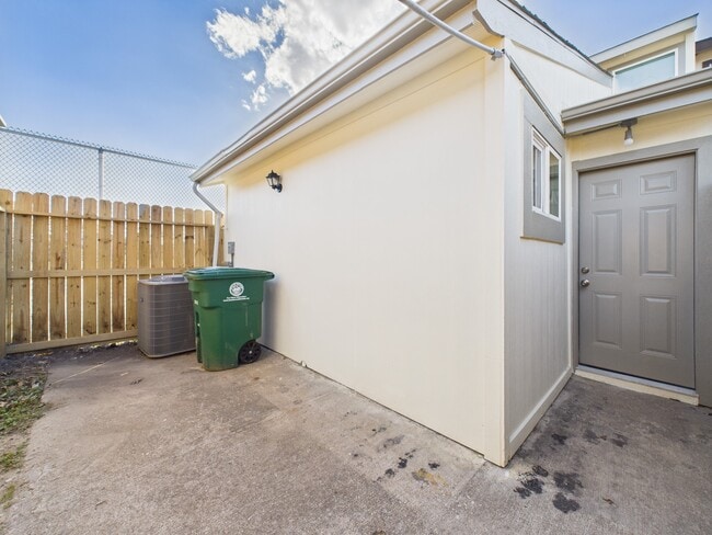 Building Photo - 7836 Bateman Ln