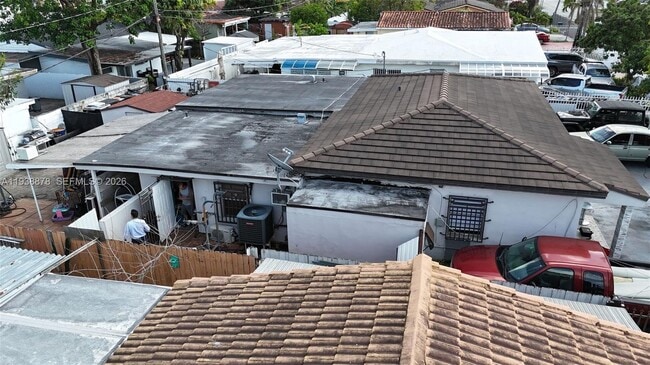 Building Photo - 825 E 9th Ln