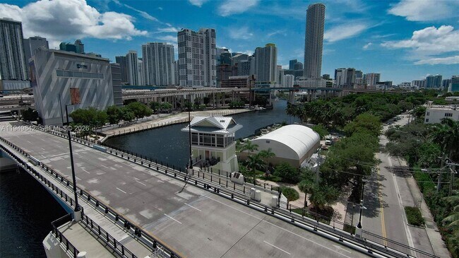 Building Photo - 10 SW South River Dr