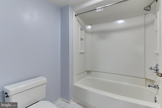 Building Photo - 2121 Jamieson Ave