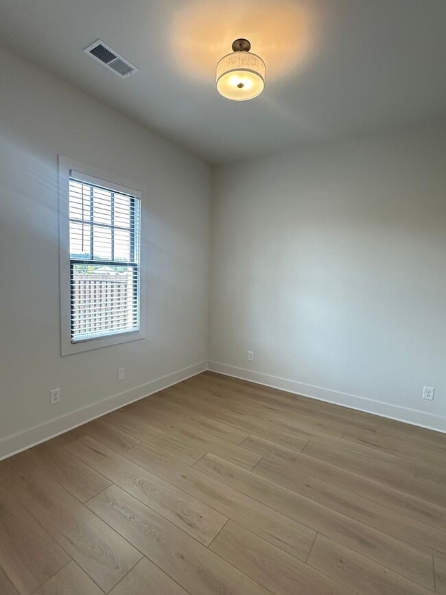 Building Photo - 1108 Windsor Sq