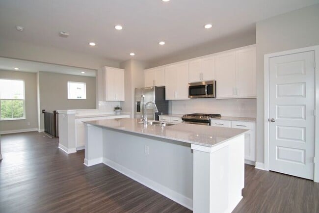 Building Photo - Beautiful Zionsville Townhome - *Special Offer!