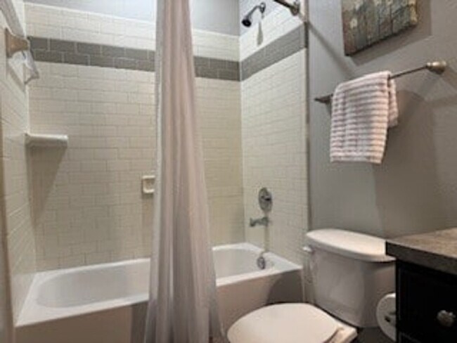 Building Photo - 300 Venue Wy