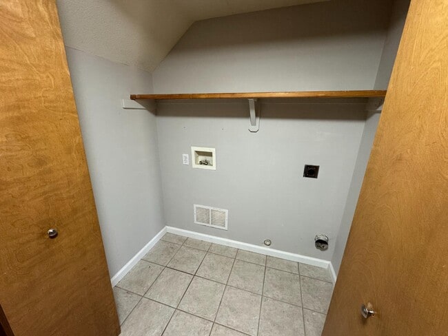 Building Photo - 408 Trent Ct