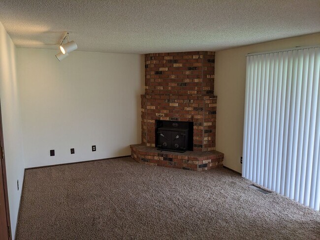 Building Photo - 1613 River Rock Dr NE
