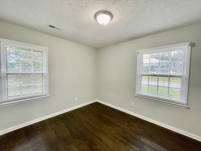 Building Photo - 3 Bed, 2 Bath Nest Near Cape Fear Valley