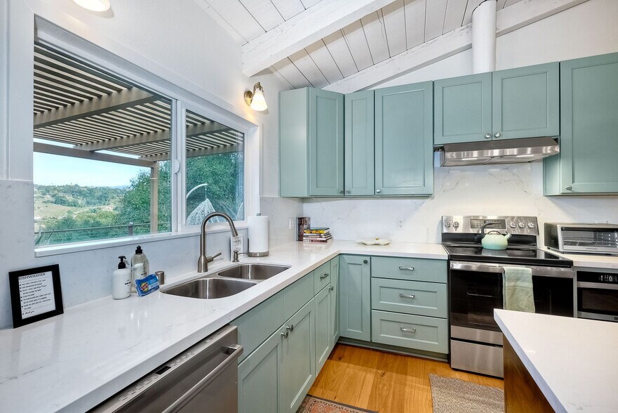 Building Photo - 3046 Skycrest Dr