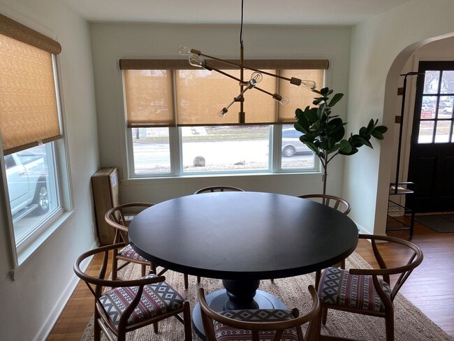Building Photo - Renovated 3-bed, 2-bath home close to scho...