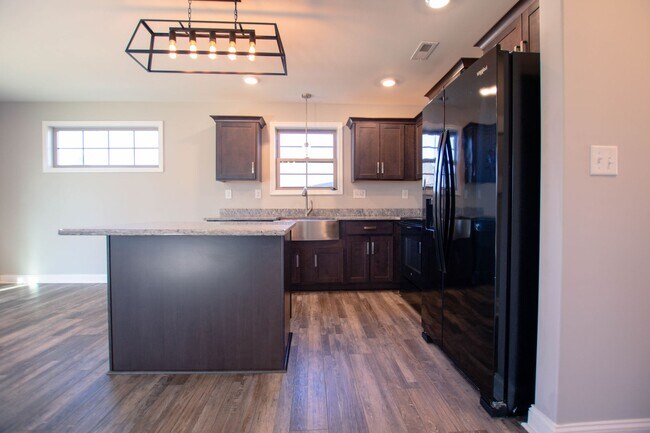 Building Photo - Pet Friendly Four Bedroom!