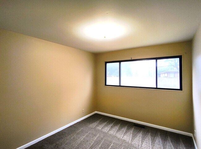 Building Photo - 3 Bd 2 Bath Over 2500 sq ft in Sandy