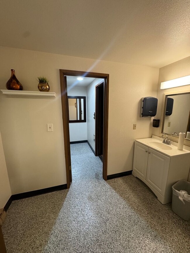 Building Photo - Updated 2-Bedroom Condo with Water Views, 2 Parking Spaces & Poolside Location