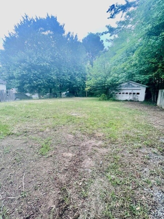 Building Photo - Must view this Adorable 3 bedroom 1 bath h...