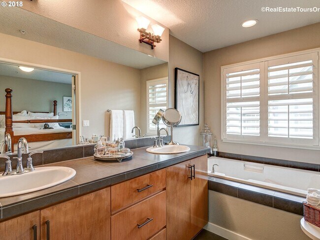 Building Photo - Amazing Location in NW Portland! Gorgeous 2 BD Townhome in Arbor Parc!