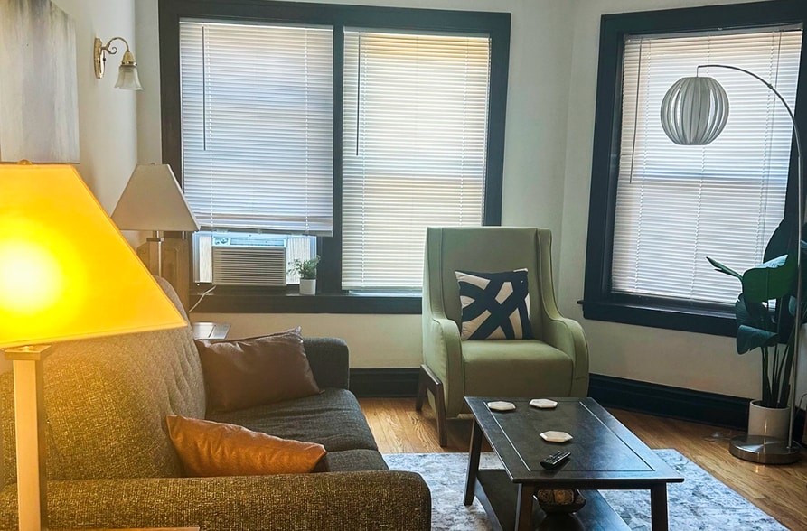 Building Photo - 1909 W Larchmont Ave