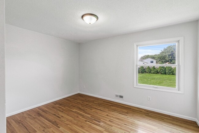 Building Photo - Freshly remodeled 4 Bed Rambler AV/Rosemou...