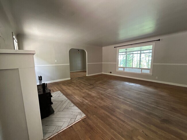 Building Photo - 2 Bed, 1.5 Bath Home with Basement and Sunroom