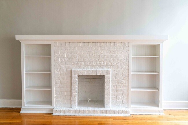 Building Photo - Uptown / Ravenswood - Studio - w/ Decorative Fireplace