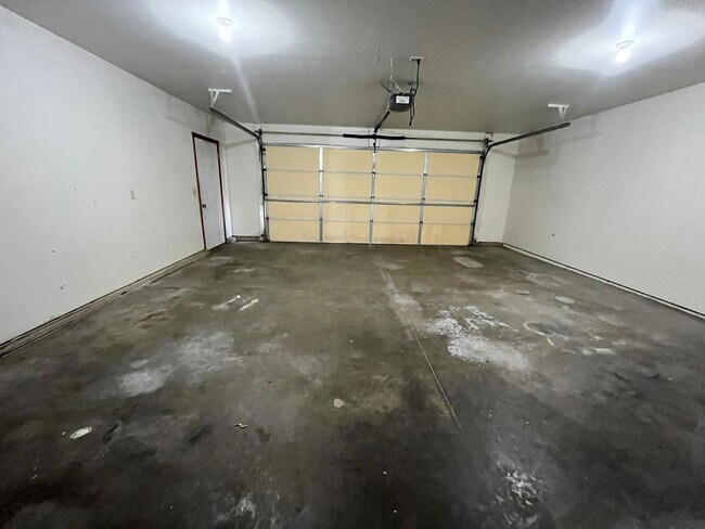 Building Photo - Spacious 4 Bed/3 Bath Twinhome in Brandon!