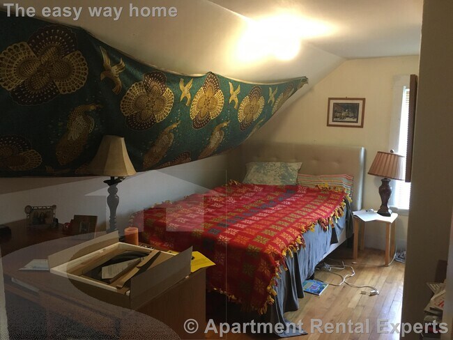 Building Photo - 28 A Cherry St