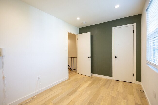 Building Photo - Lovely 2 BR/1 BA 2-Level Condo in Fairlawn!