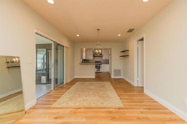 Building Photo - 901 Mariana Pl