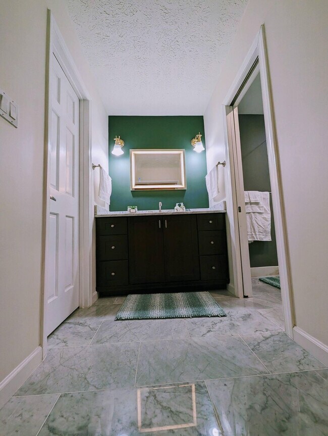 Building Photo - 1303 Colony Dr