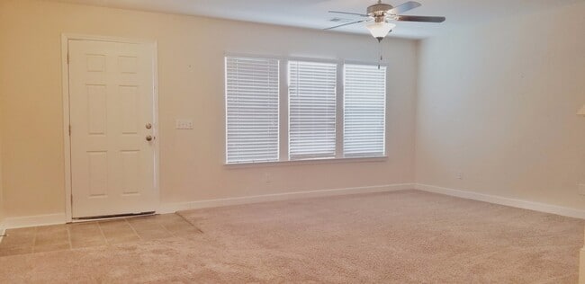 Building Photo - 3 Bedroom, 2.5 Bath Townhome