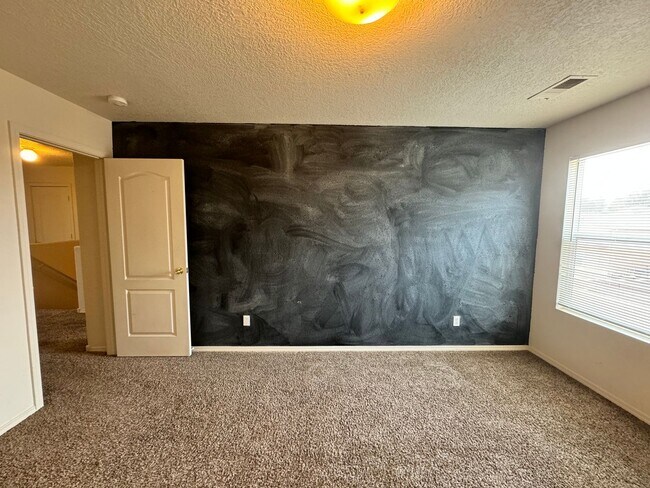 Building Photo - 4 bed 2.5 bath home in Huning Ranch