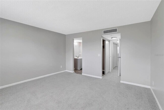 Building Photo - 709 Russell Ln