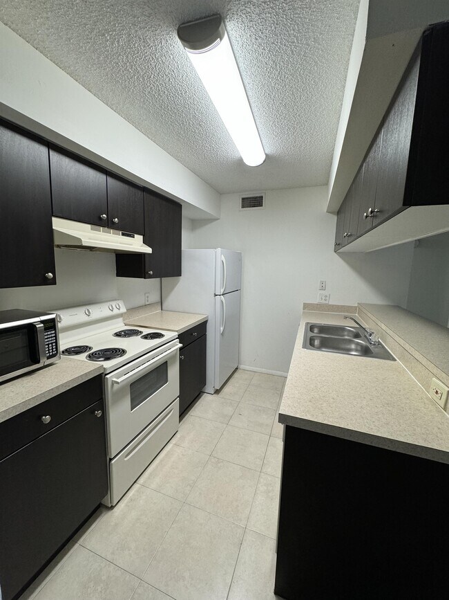 Building Photo - 5321 Summerlin Rd