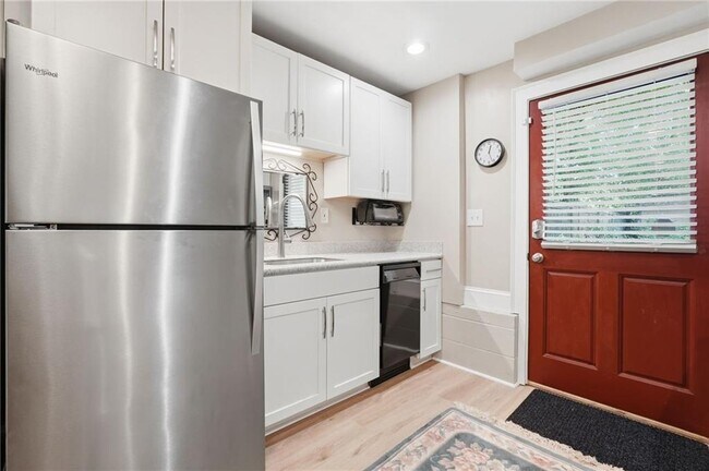 Building Photo - 826 Mentelle Dr NE