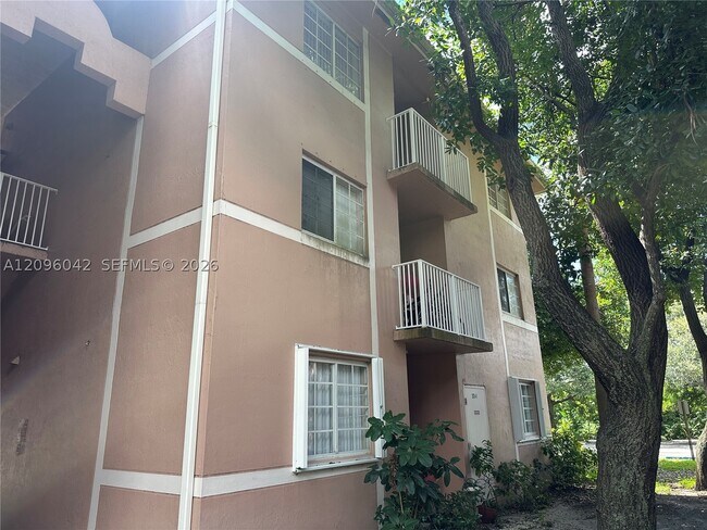 Building Photo - 302 N Palm Ave