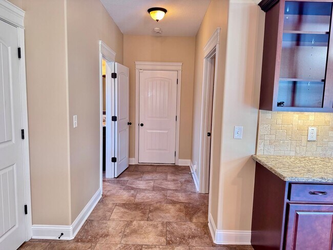 Building Photo - Beautiful Home Located in Farmington Subdivision. 3 Bedrooms, 3.5 baths, Bonus with Wet Bar!