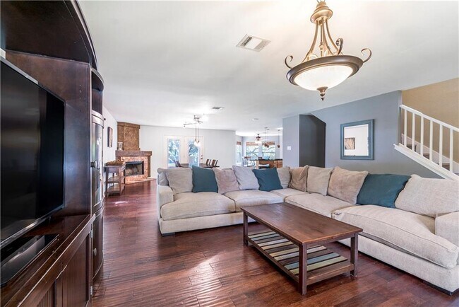 Building Photo - 2000 Continental Pass