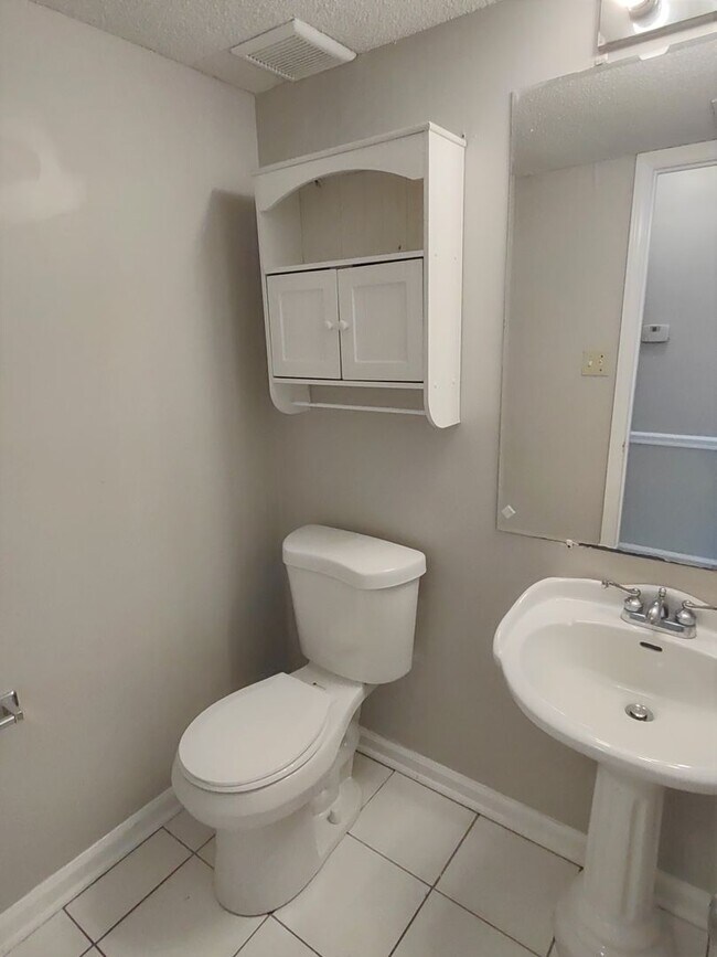 Building Photo - Beautiful Duplex Home Located in the Stone...