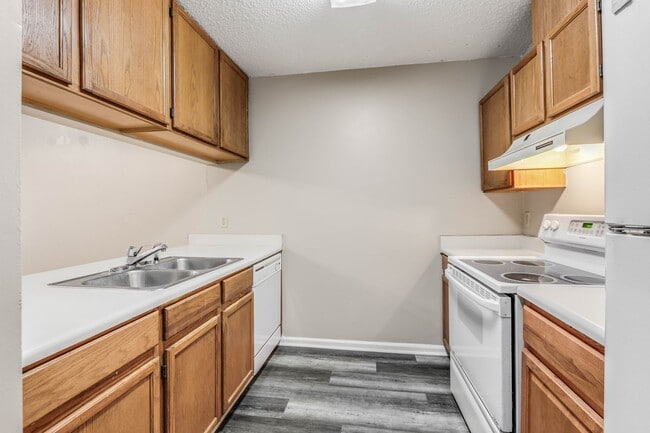 Building Photo - Upgraded 2x2 in great location AVAILABLE NOW